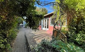Charmante maison dans jardin, calme, 55m2- 2ch, métro, très proche Paris